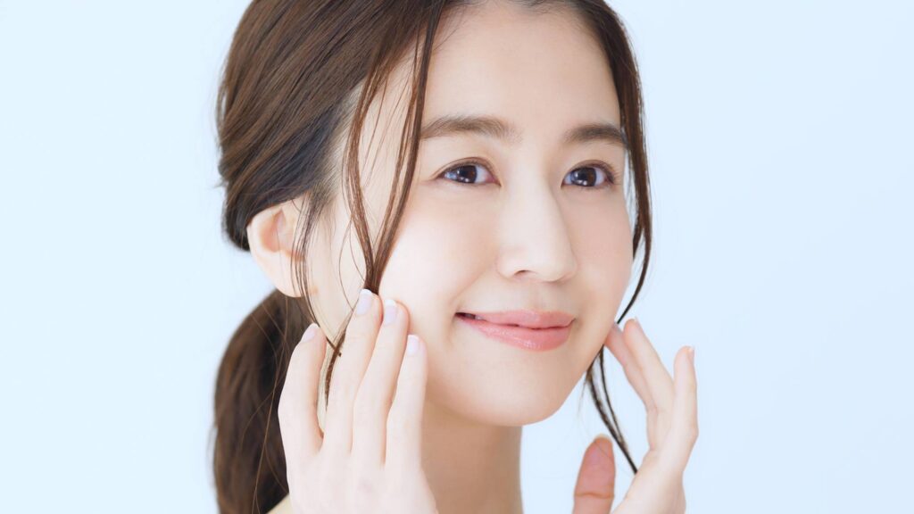 頬骨が出ている原因とは？根本的に改善する治療法やセルフケアを紹介